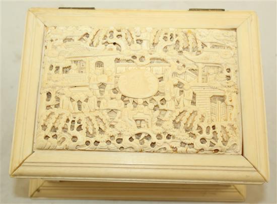 A Chinese export ivory casket, 19th century, 15cm, slight repairs
